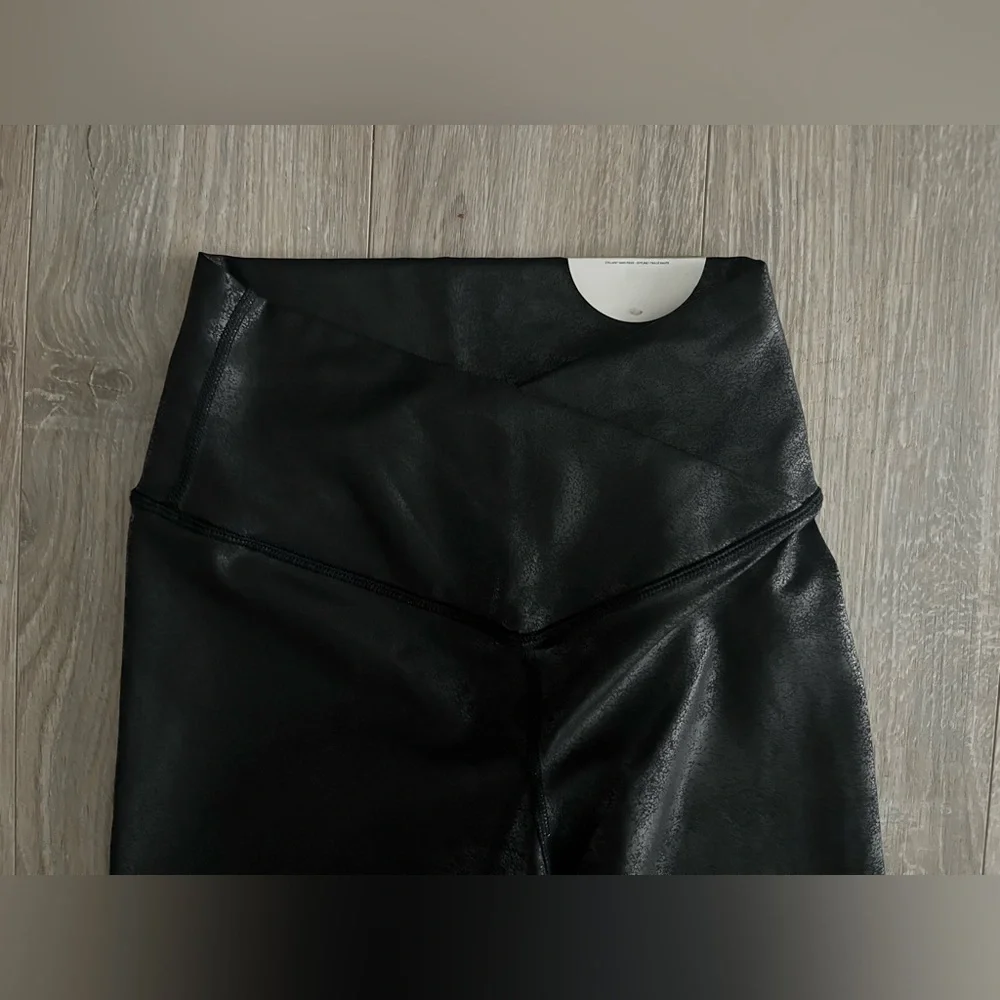 NWT OFFLINE By Aerie Real Me High Waisted Crossover Legging Black Metallic - M - Picture 3 of 9